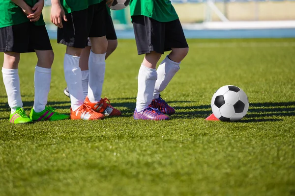 युवा फुटबॉल सामन्यापूर्वी फुटबॉल प्रशिक्षण सत्र — स्टॉक फोटो, इमेज