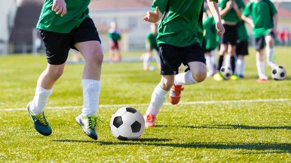 Opleiding en voetbal match tussen jeugd voetbalteams. Jonge bo — Stockfoto