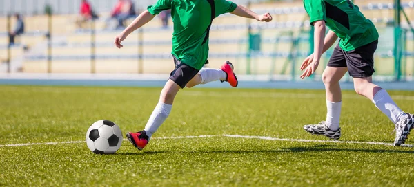 子供のサッカーのサッカー試合。キッズ サッカー ゲーム塔 — ストック写真
