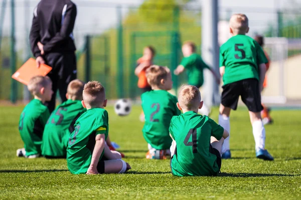 Youth soccer team together watching football game. Soccer tourna — Stock Photo, Image