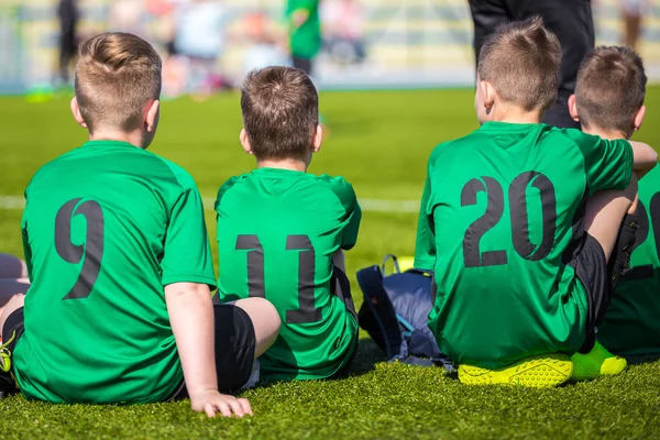 若い選手たちとのスポーツ チーム。スポーツ ウエアで若いフットボール サッカー チーム. — ストック写真