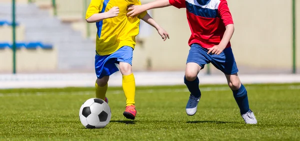 Chicos jóvenes pateando fútbol en el campo de deportes. Competición torneo equipos juveniles —  Fotos de Stock