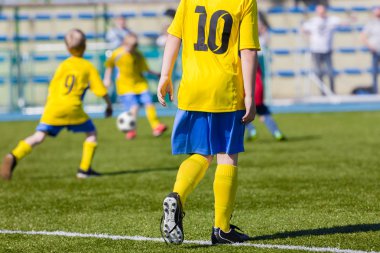 Genç erkek futbol futbol oyunu futbol sahada oynuyor.