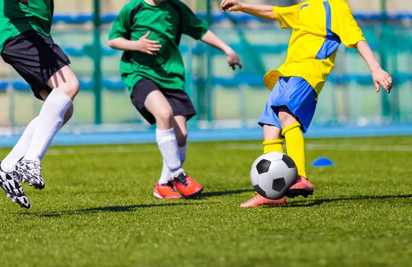 Chicos jugando fútbol partido juego — Foto de Stock