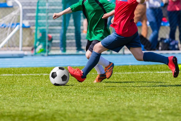 子供のサッカーの試合。トレーニングとサッカーのサッカー大会 — ストック写真
