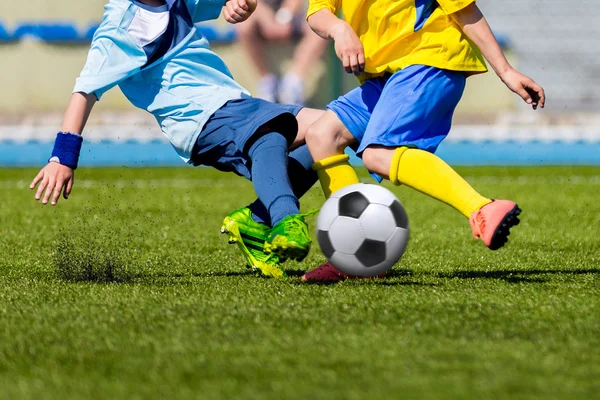 Çocuklar futbol futbol topu tekmeleme. Genç futbol futbol oyuncuları