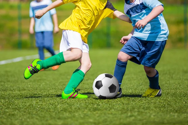 Allenamento e partita di calcio tra squadre giovanili. Giovani ragazzi che giocano a calcio . — Foto Stock