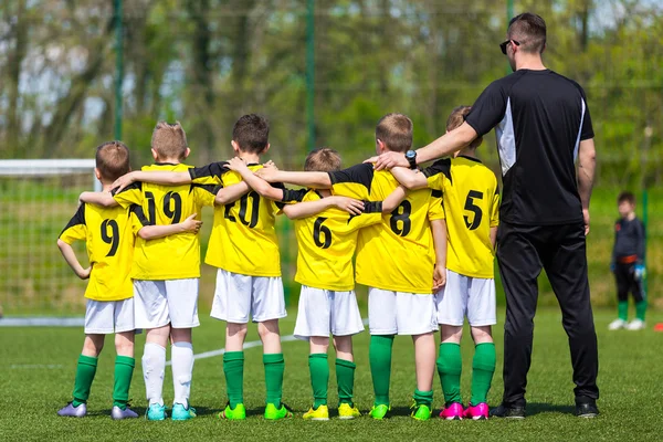 Youth soccer team with coach. Young football team on the pitch. — Stock Photo, Image