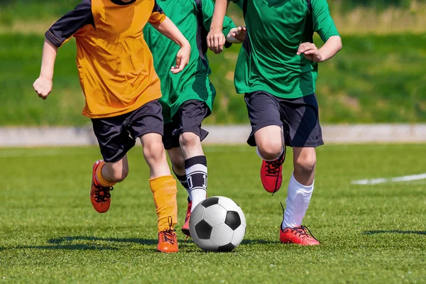 Unge barn som spiller fotball – stockfoto