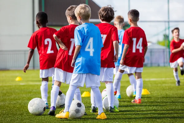 Genç erkek futbol futbol Futbol Stadyumu yeşil sahada eğitim