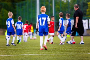 Futbol futbol maç oyunu çocuklar için. Gençlik spor takım ile futbol koçu futbol sırasında stadyumda maç.
