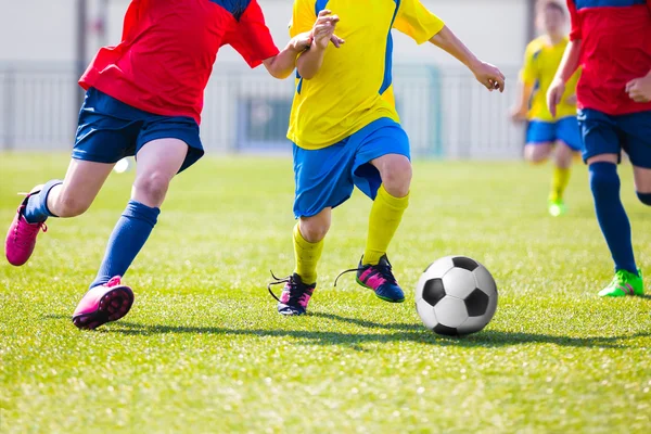 Barn spelar fotboll fotbollsmatch. Sport fotbollsturnering för ungdomslag. — Stockfoto