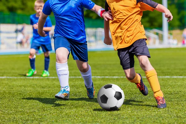 Barn spelar fotboll fotbollsmatch. Sport fotbollsturnering för ungdomslag. — Stockfoto