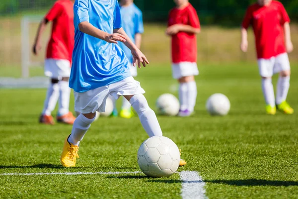 Дети играют в футбол на профессиональном футбольном поле. Футбольный турнир для молодёжных команд . — стоковое фото