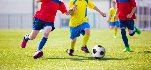 Chicos jóvenes en el equipo de fútbol en el campo de deportes. Los niños como jugadores de fútbol de reserva. Torneo de fútbol para equipos infantiles . — Foto de Stock