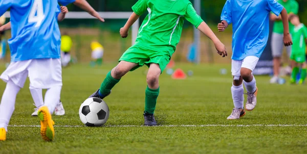 Jeugd voetbal voetbal teams schoppen Voetbal op een worp van de sport. Minivoetbaltoernooi voor jonge voetballers. — Stockfoto