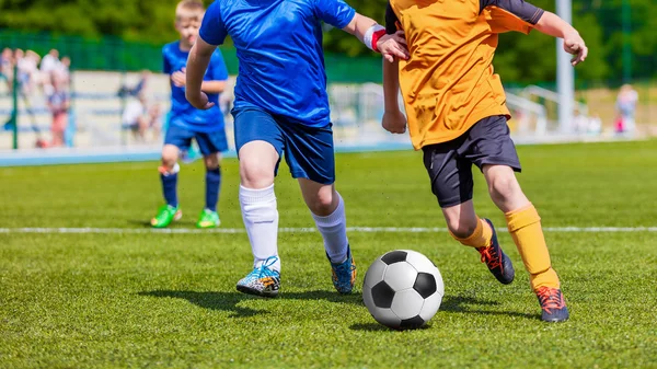 Niños jugando fútbol partido de fútbol. Torneo de fútbol deportivo —  Fotos de Stock