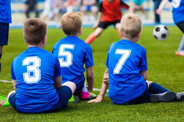 Genç futbol takımı. Birlikte oturan ve futbol futbol turnuvası için Gençlik takım maç izlerken oyuncu rezerv.