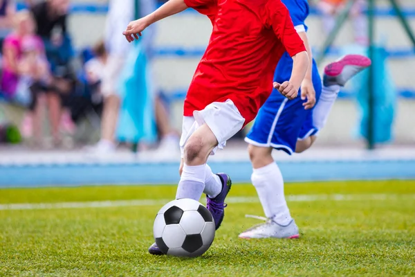 Kinder beim Fußballspiel. Sportfußballturnier für Jugendmannschaften. — Stockfoto