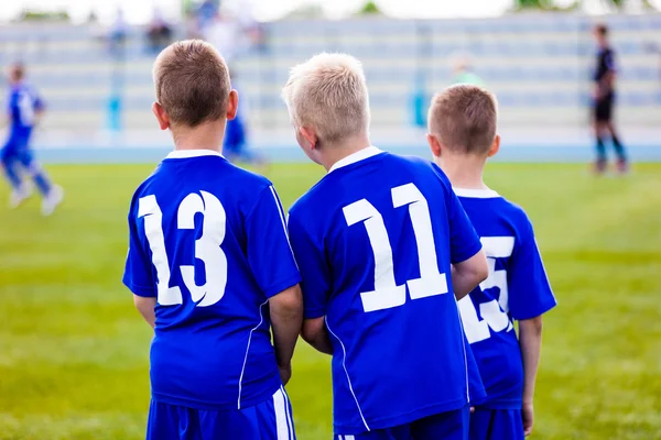 Giovane squadra di calcio. Riserva giocatori in piedi insieme e guardare la partita dei tornei di calcio per le squadre giovanili. Sfondo sportivo . — Foto Stock