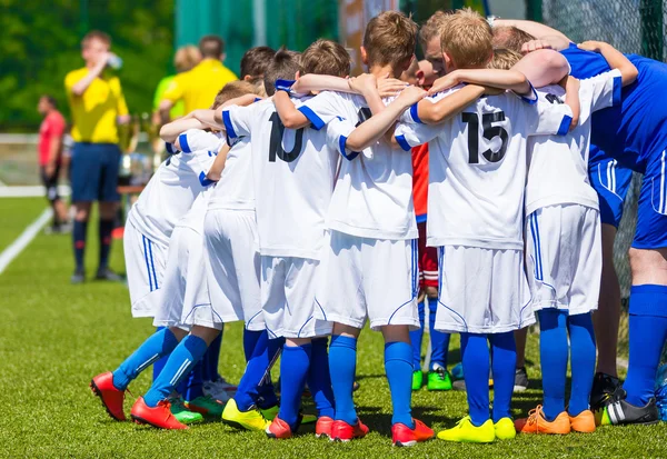 Allenatore dare istruzioni giovane squadra di calcio. Squadra di calcio giovanile insieme prima della partita finale. Partita di calcio per bambini. Squadra grida di gruppo ragazzi, raduno. Il briefing del coach. Calcio calcio sfondo . — Foto Stock