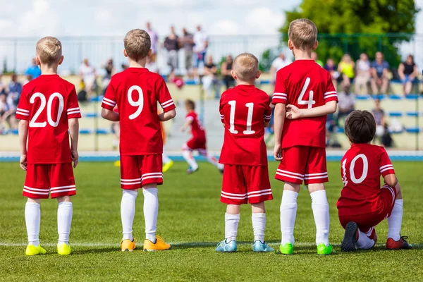 Football voetbalwedstrijd voor kinderen. Jeugd voetbal voetbalteam op sport stadion. Sport school toernooi voor kinderen. — Stockfoto