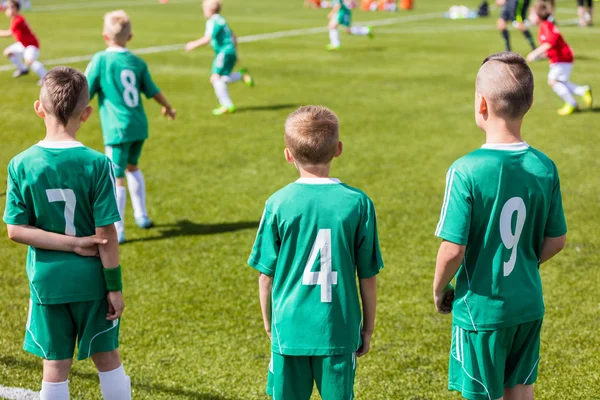 Squadra di calcio giovanile. Giovani ragazzi che giocano a calcio . — Foto Stock