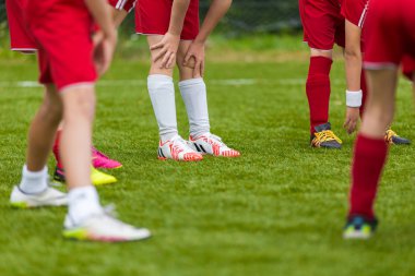 Futbol germe - esneklik egzersizleri gençlik futbol oyuncular için. Oturum eğitim ve sıcak Ups futbol maçtan önce.