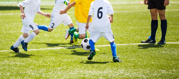 Niños jugando fútbol juego de fútbol — Foto de Stock