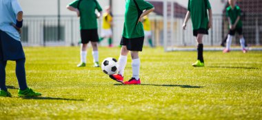 Genç erkek çocuk gençlik futbol futbol oyun Turnuvası oynarken üniformalı. Yatay spor arka plan.