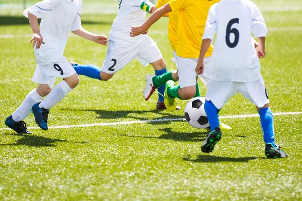 Fotbalové fotbalu školení pro mladé chlapce. Fotbal fotbal pozadí — Stock fotografie