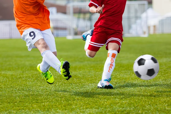 Kinder kicken Fußballspiel. Fußballspiel für Jungen. Training und Fußballturnier — Stockfoto