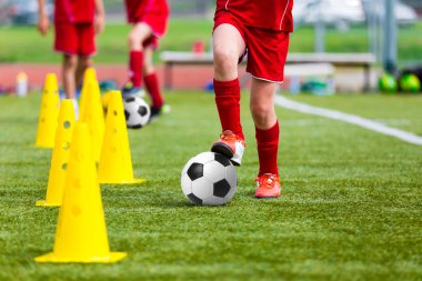 Futbol futbolcular maçtan önce takım eğitim sırasında. Futbol futbol gençlik takımı için egzersizler. Genç oyuncu egzersiz topu ve marker koniler ile