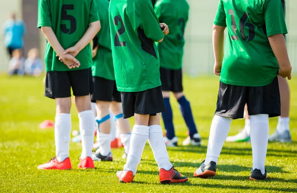 Tartalék focisták egy csapat padon. Tizenéves fiúk Soccer labdarúgó-mérkőzés. Padon váró focisták — Stock Fotó