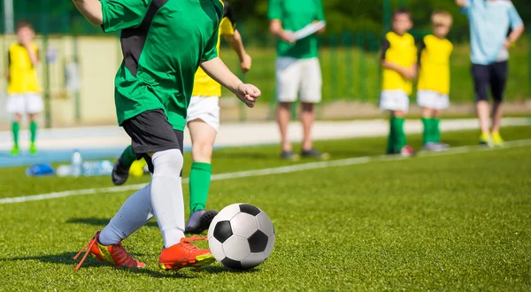 Entraînement et match de football entre les équipes de football jeunesse. Des jeunes garçons jouant au foot. Compétition de football entre équipe jaune et équipe verte . — Photo