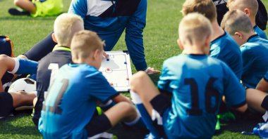 Takım Sporları 'nda çocuklara koçluk yapıyorum. Koç, Beyaz Futbol Taktikleri Kurulu 'nu kullanarak Taktik Detaylarını Açıklıyor. Futbol takımındaki çocuklar. Gençlik Spor Takımı koçu