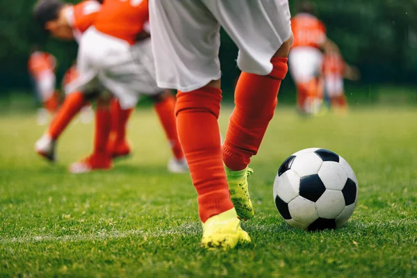 Youth Soccer Team Training Chicos Pateando Pelota Fútbol Grass Venue — Foto de Stock