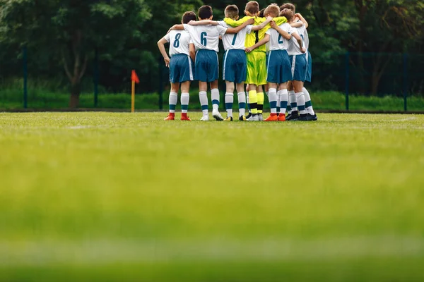 Barn Fotbollslaget Huddling Happy School Boys Står Tillsammans Grass Soccer — Stockfoto