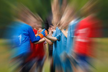 Çocuklar futbol oyuncuları maçtan sonra beşlik çakar. İki küçük seviye futbol takımı. Okul çocukları maçtan sonra adil oynuyor.