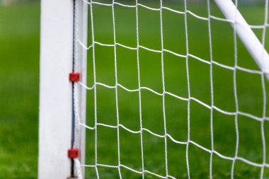 White Soccer Gol Posta ve Ağ. Bulanık Arkaplanda Çim Alanı