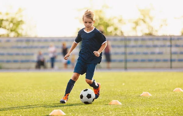 Niño Uniforme Camiseta Fútbol Azul Corriendo Tras Pelota Campo Entrenamiento — Foto de Stock