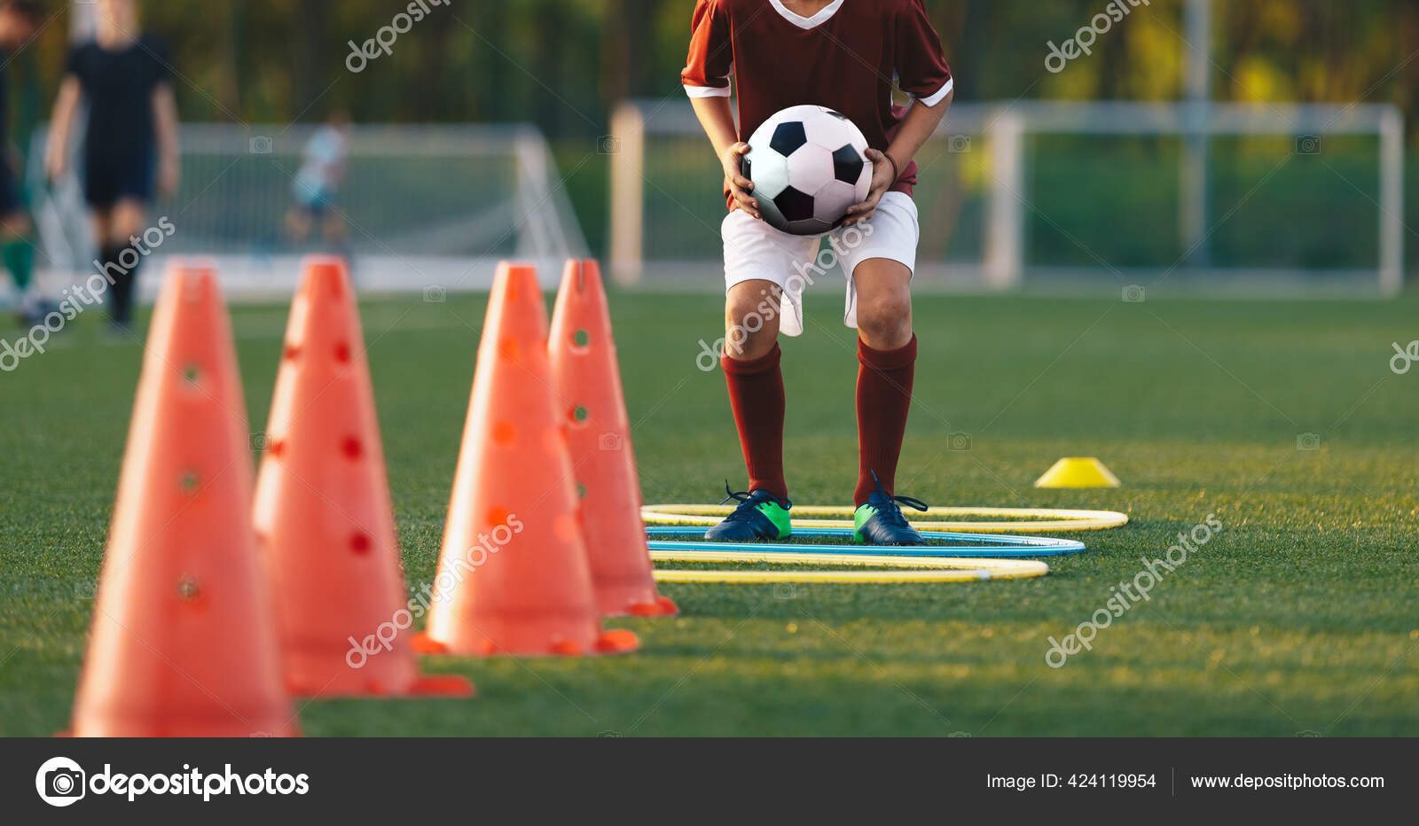 Gros Plan Garçon Courant Sur Terrain D'entraînement Football Avec