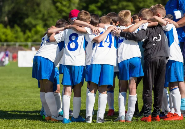 Trainer Mit Kinder Fußballmannschaft Kinder Weiß Blauen Fußballuniformen Kuscheln Sich — Stockfoto