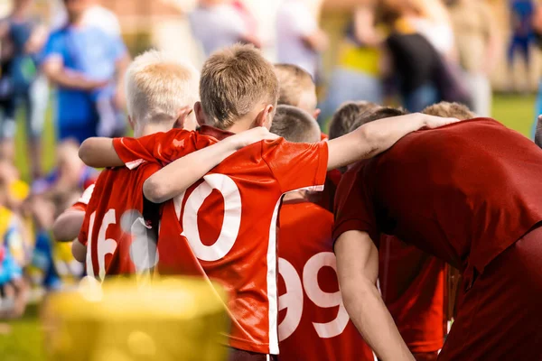 Crianças Equipa Desportiva Miúdos Com Treinador Futebol Júnior Aconchegar Num — Fotografia de Stock