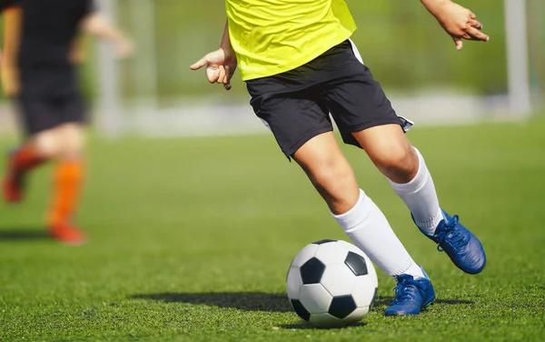 Junge Gelbem Fußballtrikot Läuft Ball Ball Auf Dem Trainingsplatz Hinterher — Stockfoto