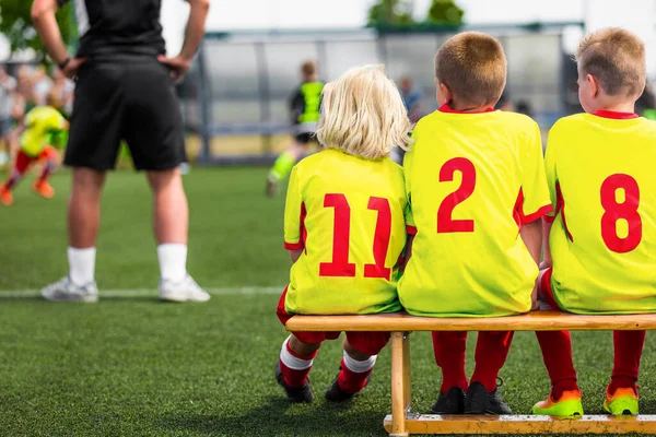 Boys Sports Team Football Game Children Kids Sitting Bench Substitute — Stock Photo, Image