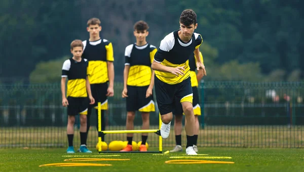 Παίκτες Στην Προπόνηση Ποδοσφαίρου Έφηβοι Που Τρέχουν Για Προπόνηση Ποδοσφαιριστές — Φωτογραφία Αρχείου
