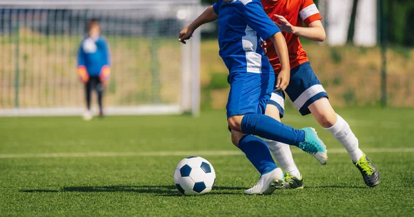 Junge Fußballer Messen Sich Turnierspiel Kinder Rennen Einem Fußball Hinterher — Stockfoto