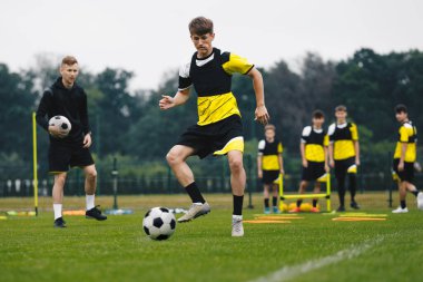 Trainin Seansında Genç Futbolcular. Gençlik Futbol Takımı Üyeleri Maç Öncesi Antrenman Birimi 'nde Topa Tekme Atıyor. Genç Koçla Futbol Çocukları