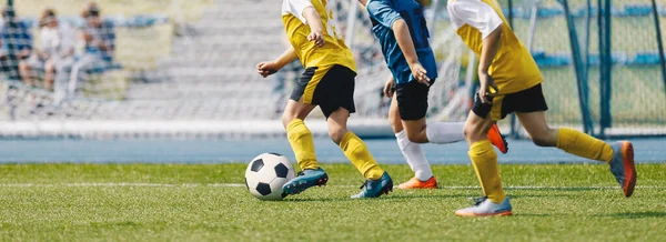 Jungen Kicken Fußballspiel Auf Dem Schulplatz Anonyme Junge Sportler Spielen — Stockfoto